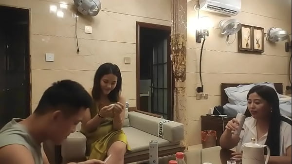 Mỹ nữ và bạn thân mũm mĩm cùng lúc xơi con cặc lạ
